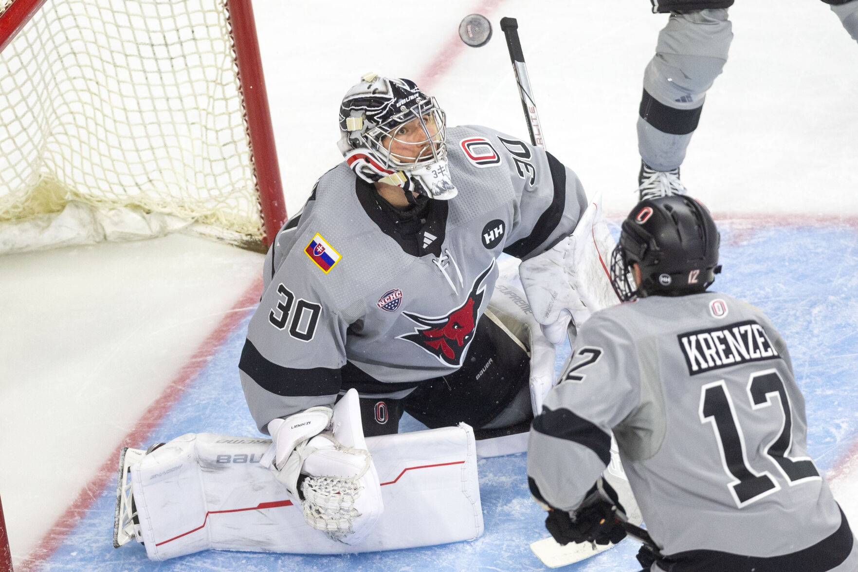 cm-UNOHockey02.jpg